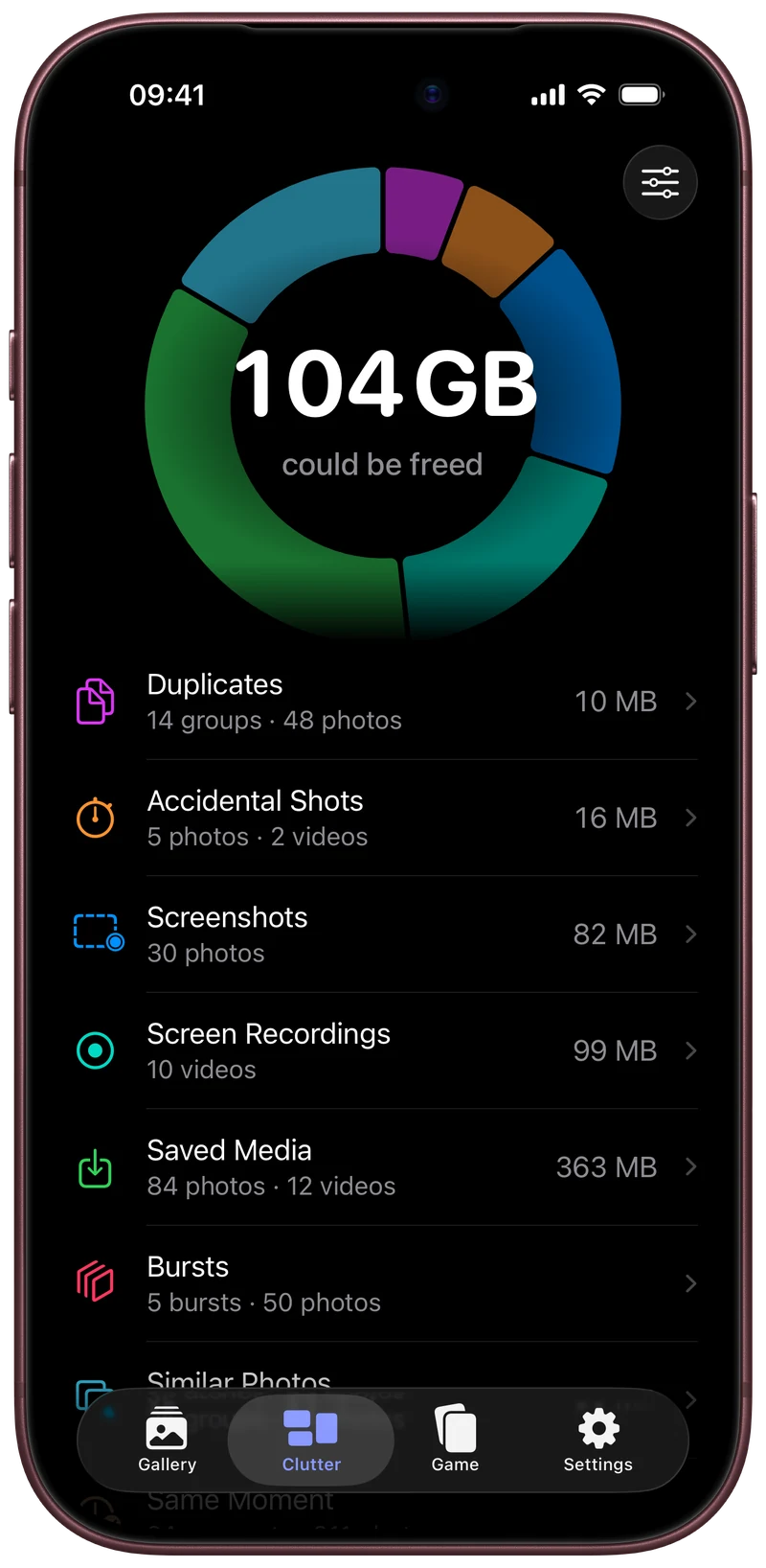 Clutter groups screenshots, duplicates, saved media and other photos into sets.